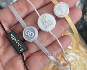 Read more about the article Tali Hang Berlogo Merk Solusi Praktis untuk Label Pakaian Tas dan Sepatu